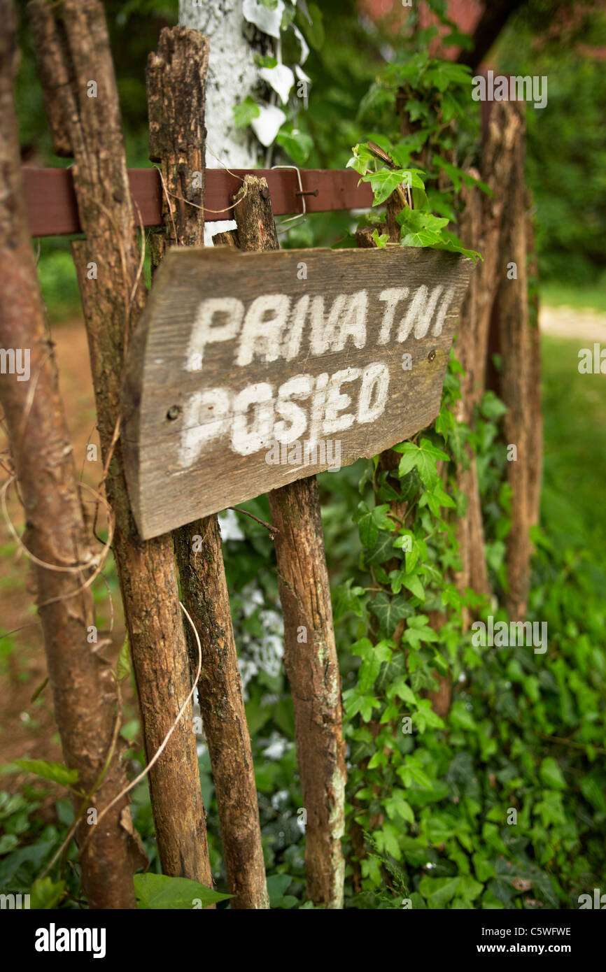 La proprietà privata segno nel villaggio di Rastoke vicino a Plitvicka Jezera o il Parco Nazionale dei Laghi di Plitvice in Croazia Foto Stock