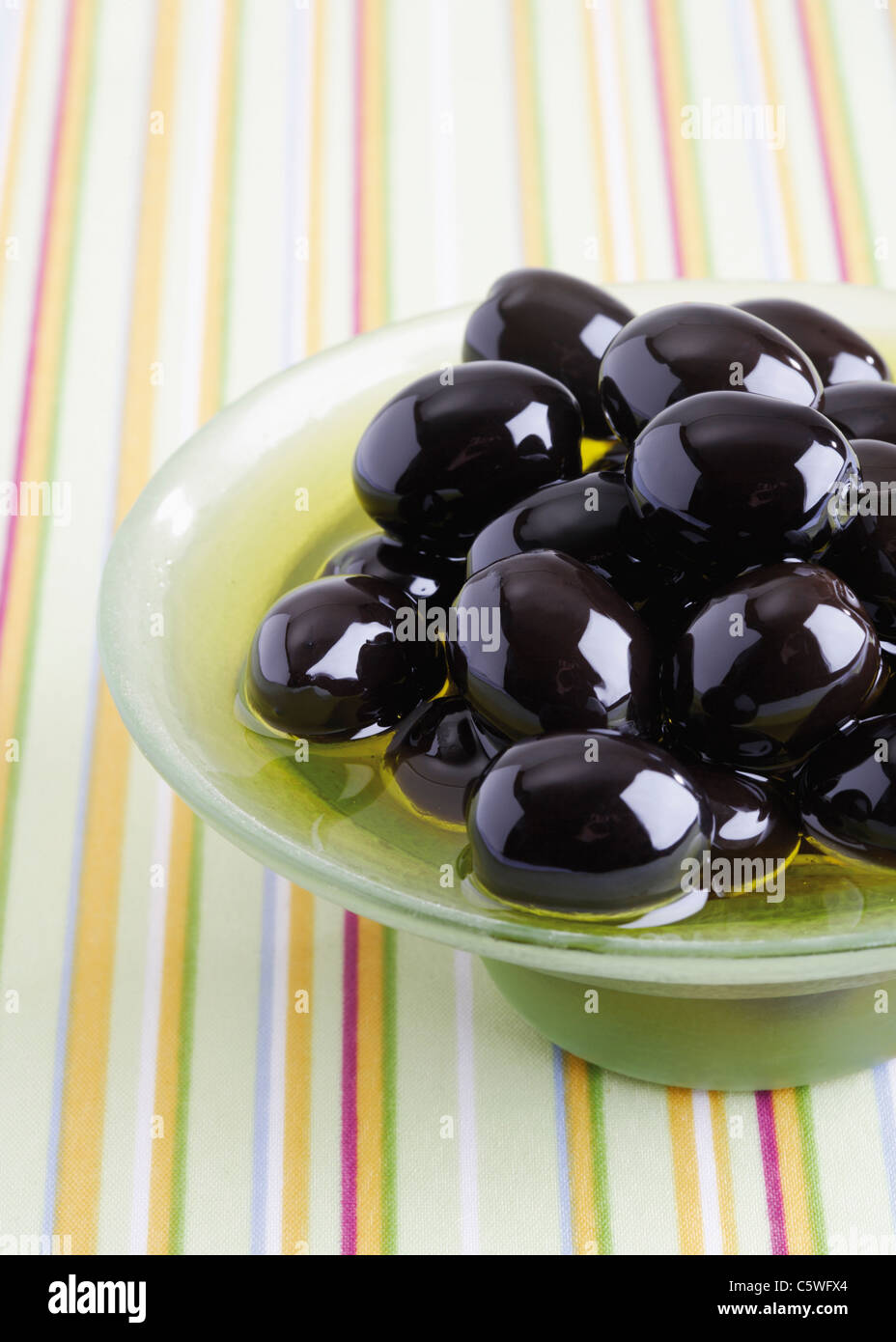 Olive nere in coppa di frutta Foto Stock