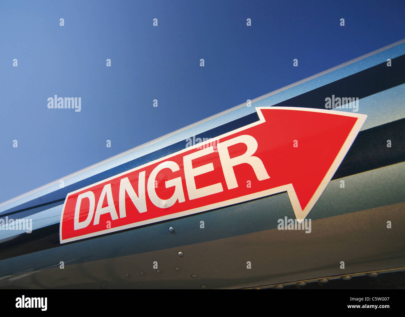 Stati Uniti d'America, freccia rossa etichetta riporta la segnaletica di pericolo Foto Stock