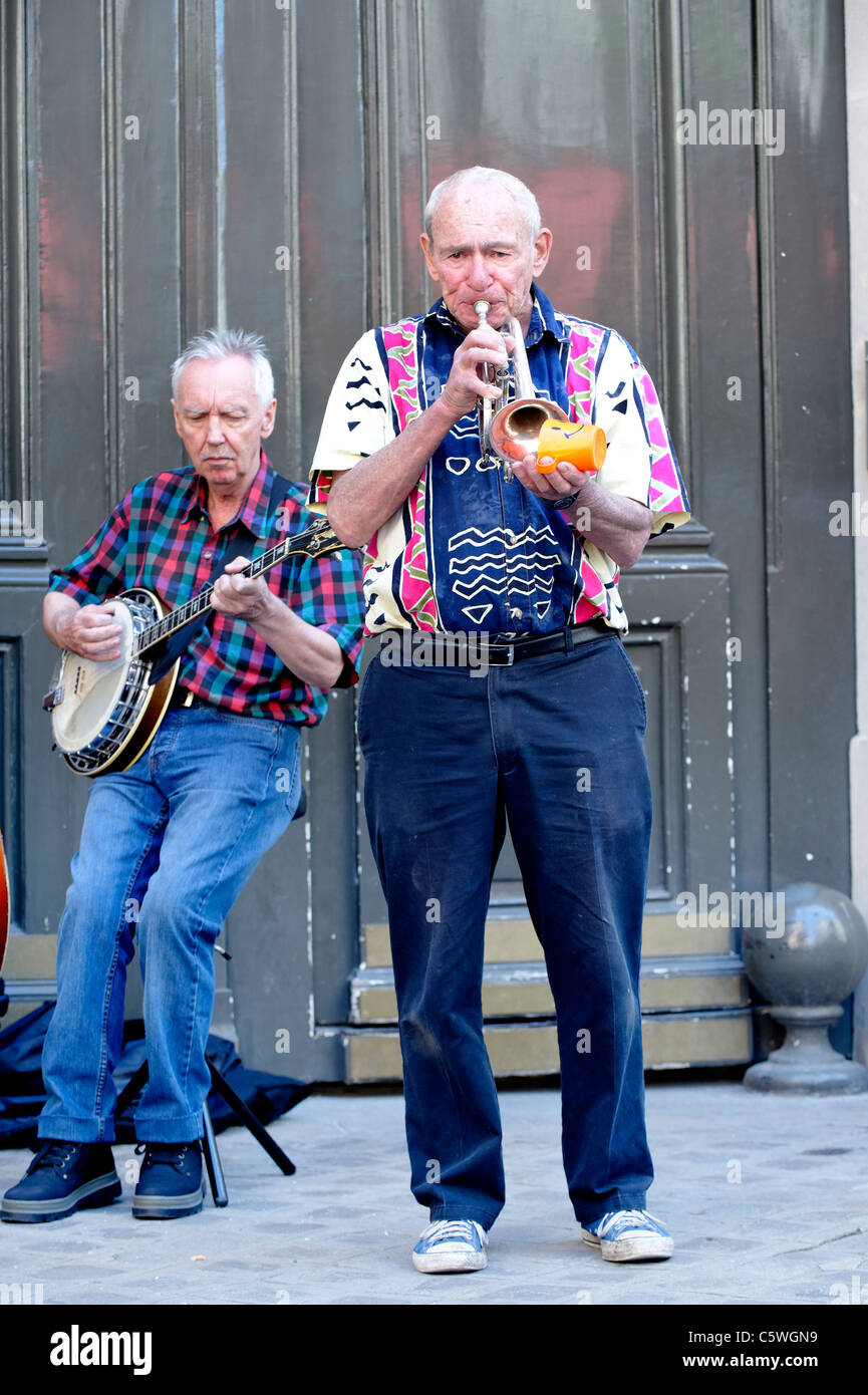 La tromba e banjo giocatori musicista di strada no per le strade di Parigi, Frnce Foto Stock