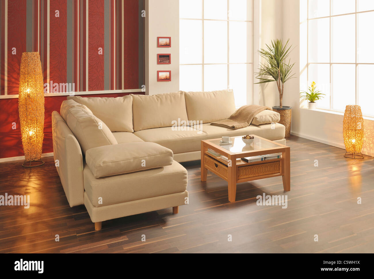 Vista del soggiorno moderno con pavimento in legno Foto Stock