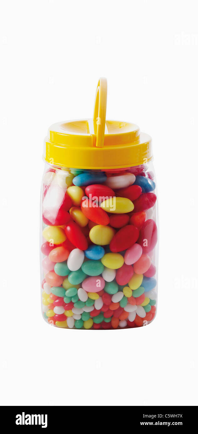 Vasetto di jellybeans contro uno sfondo bianco, close up Foto Stock