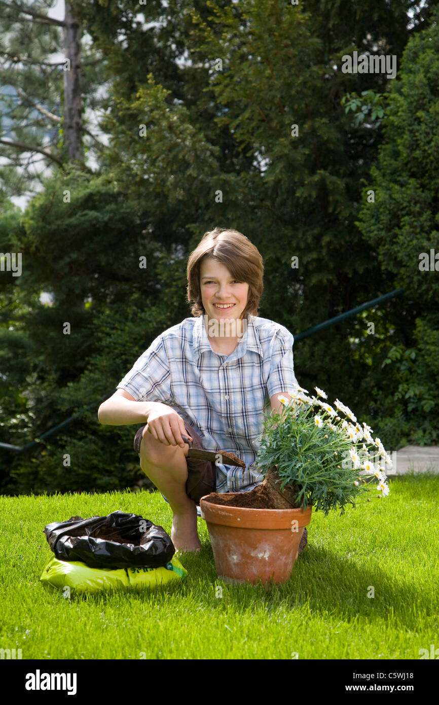 Germania, Baden-WÃ¼rttemberg, Stoccarda, ragazzo (12-13) impianto di incapsulazione Foto Stock
