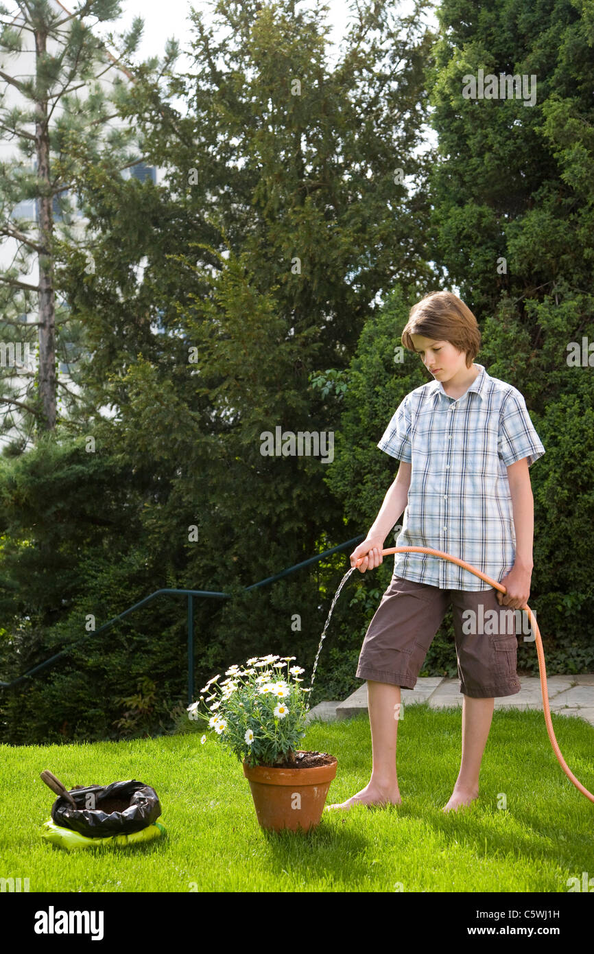 Germania, Baden-WÃ¼rttemberg, Stoccarda, ragazzo (12-13) impianto di irrigazione Foto Stock