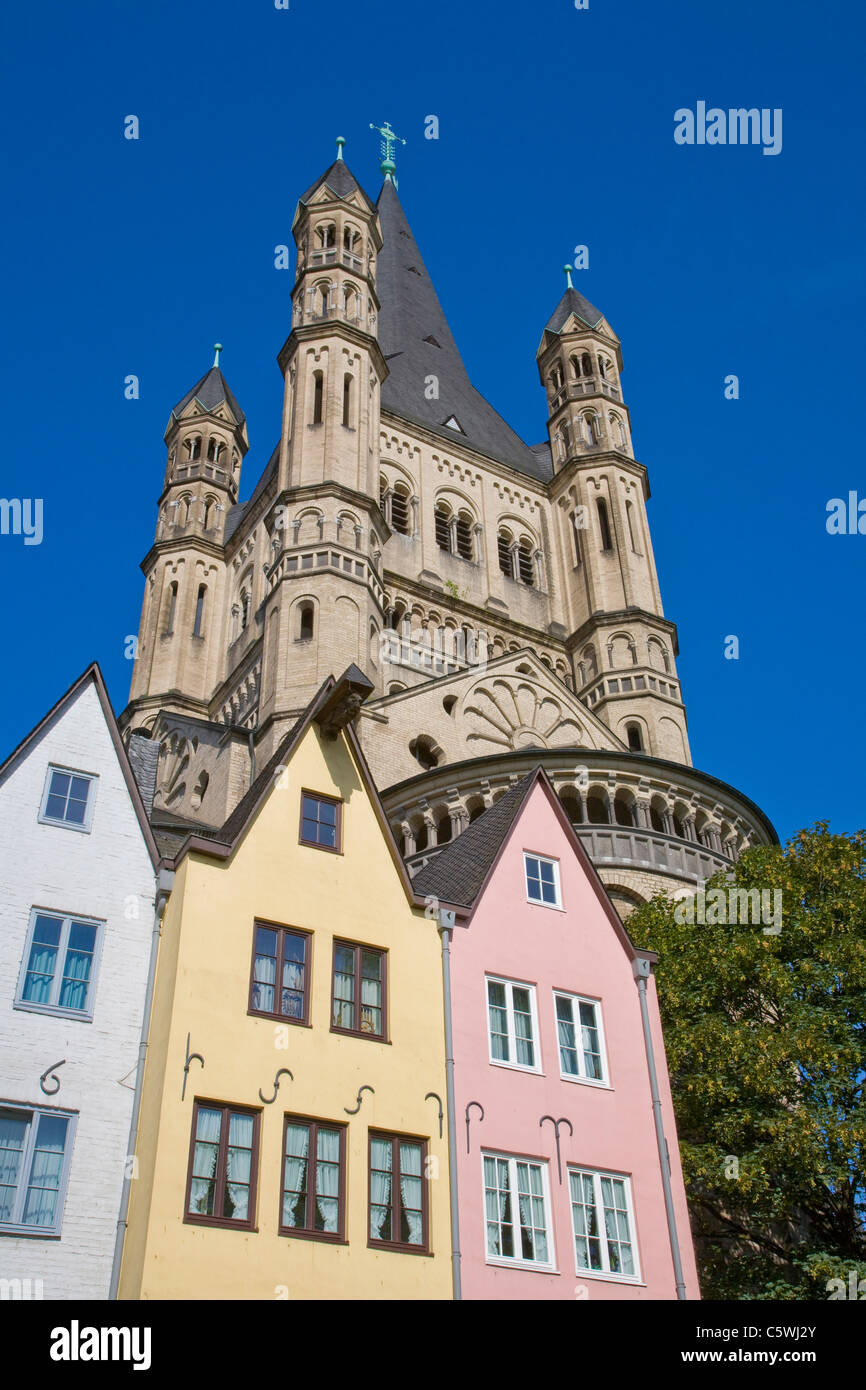 Germania, Colonia, edifici a capanna in Fischmarkt aventi un valore lordo di St Martin dietro Foto Stock