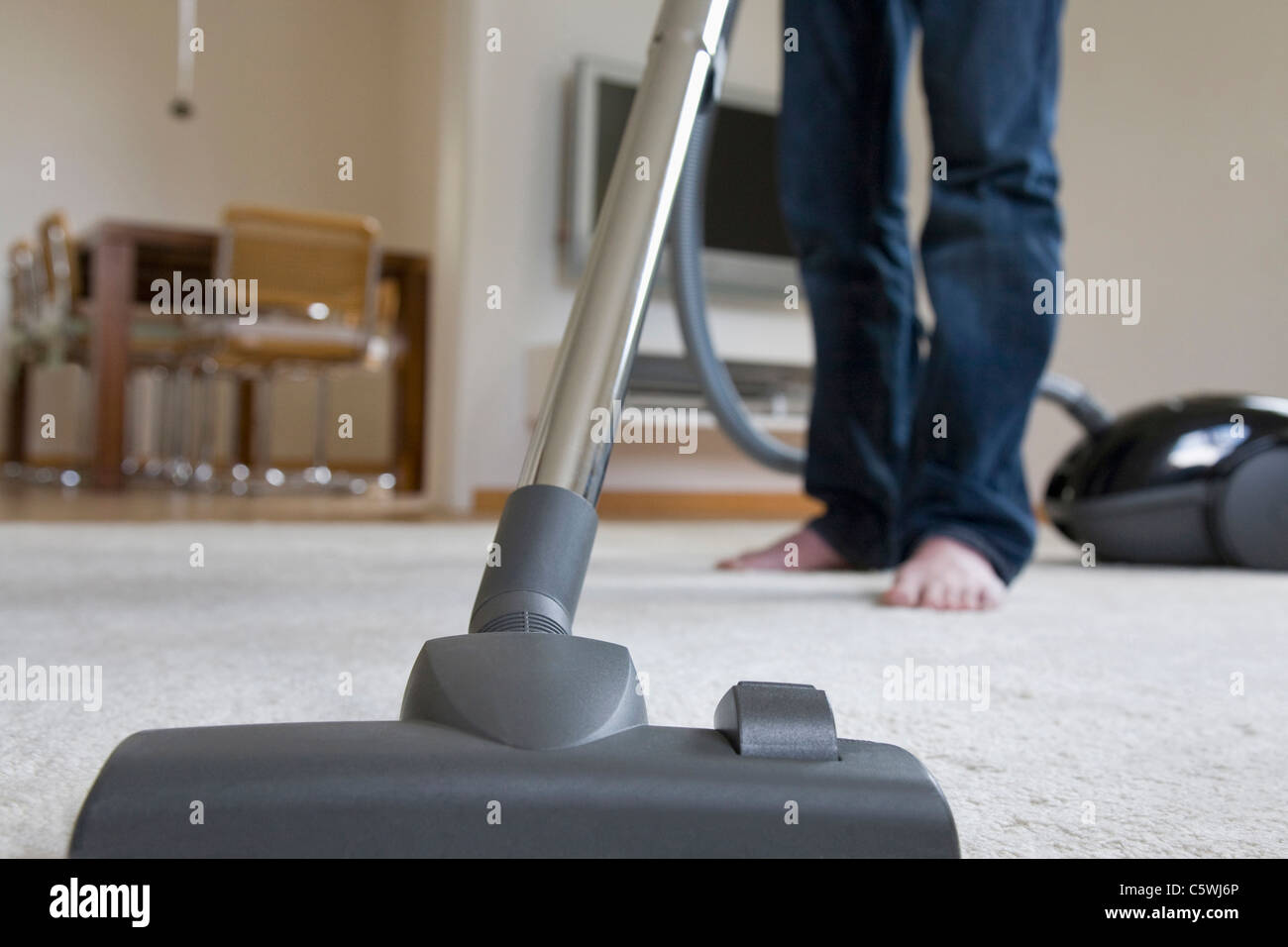 Germania, Baden-WÃ¼rttemberg, Stoccarda, sezione bassa di un uomo con un aspirapolvere Foto Stock
