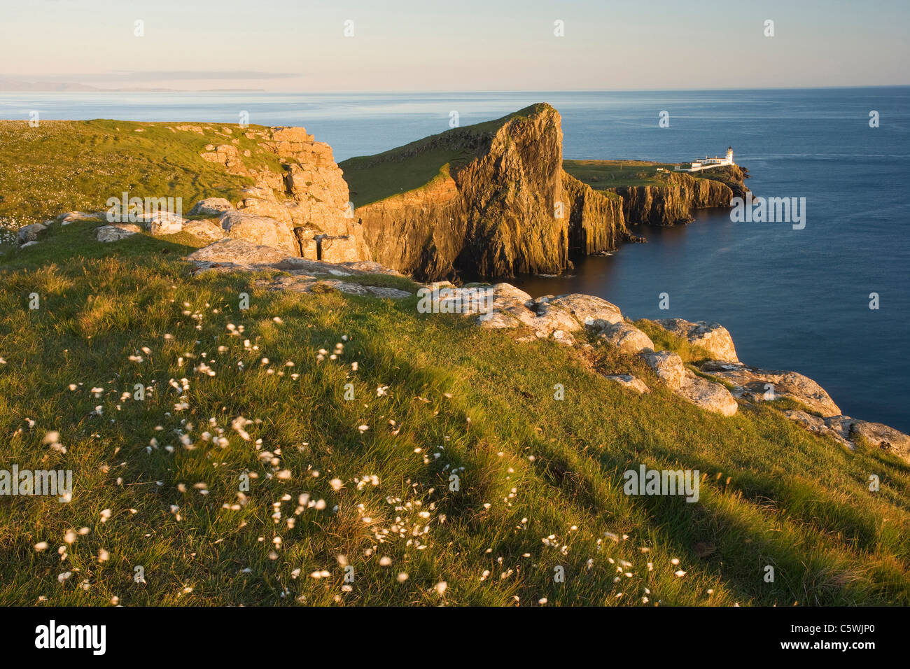 Neist Point e faro a luce della sera, Isola di Skye in Scozia, Gran Bretagna. Foto Stock