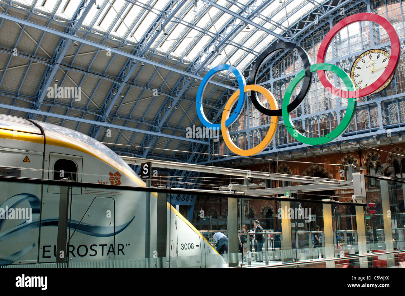 Anelli olimpici sopra il treno Eurostar alla stazione di St Pancras, London REGNO UNITO Foto Stock