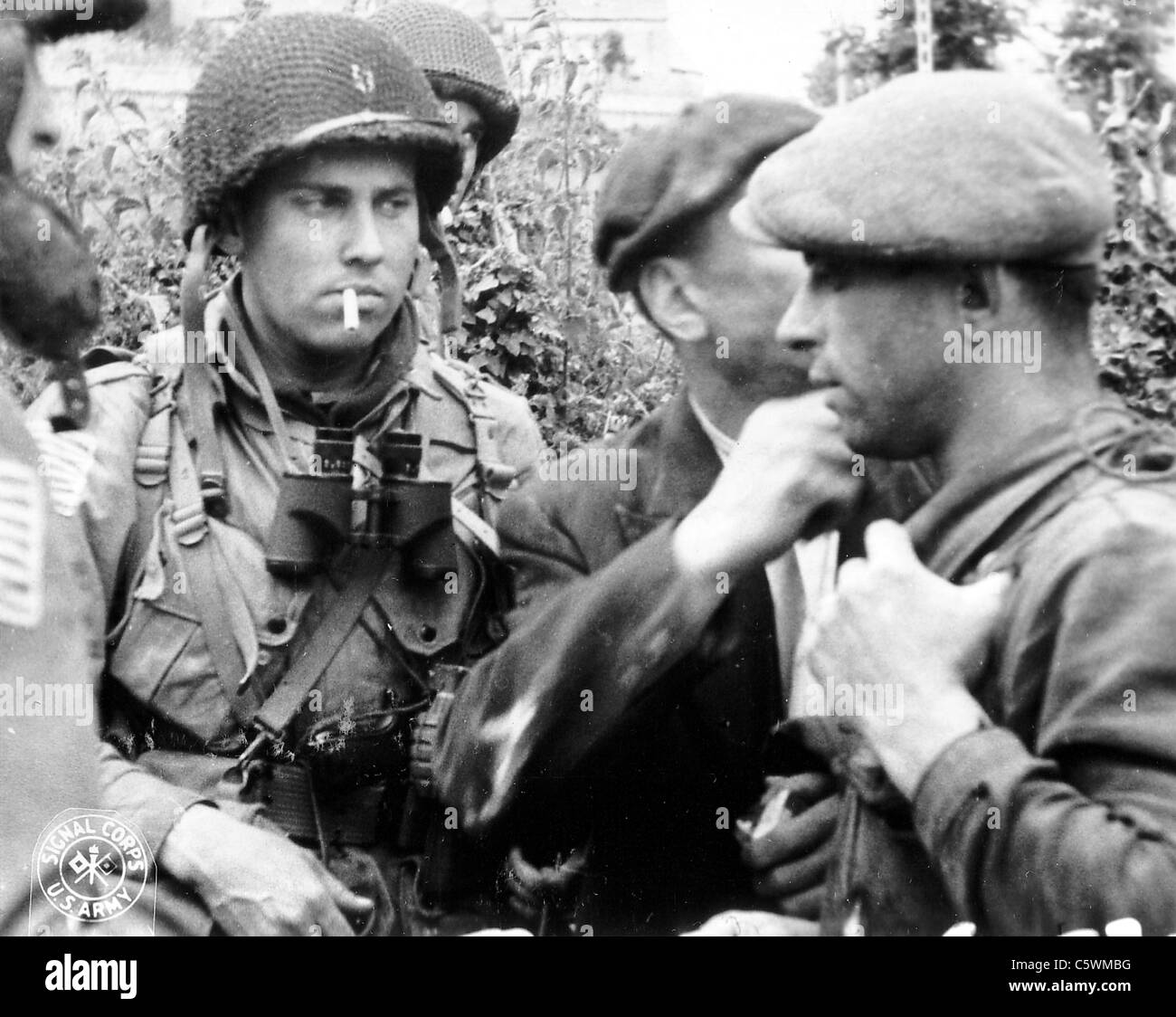 D-giorno 6 giugno 1944 le truppe degli Stati Uniti con armati civili francese Foto Stock