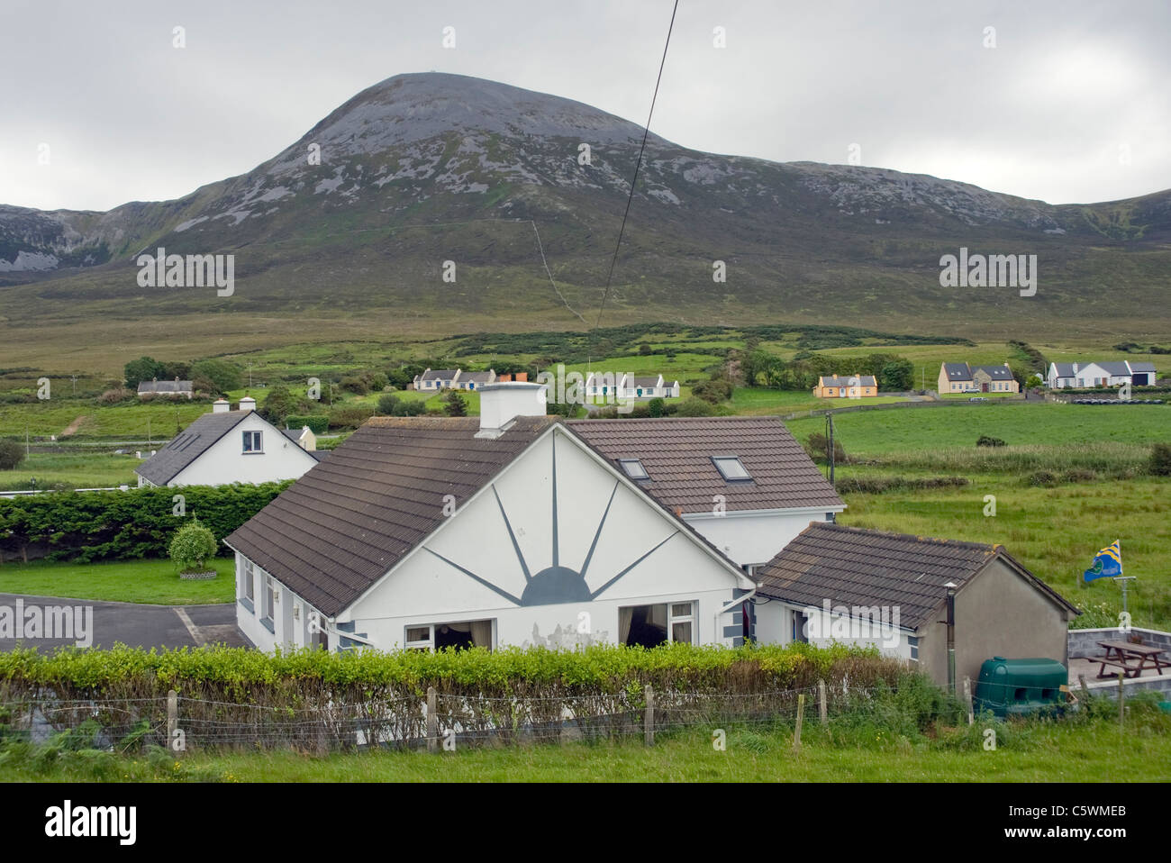 Bungalow sotto Croagh Patrick, County Mayo, Irlanda. Foto Stock