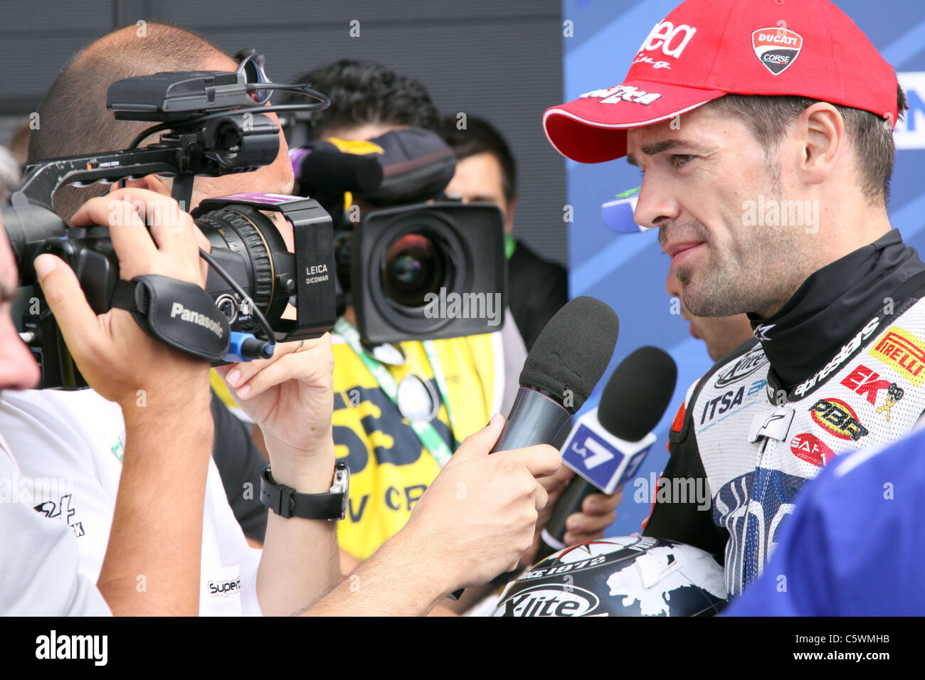 Intervistando il vincitore Carlos Checa dopo la seconda gara di Silverstone Foto Stock