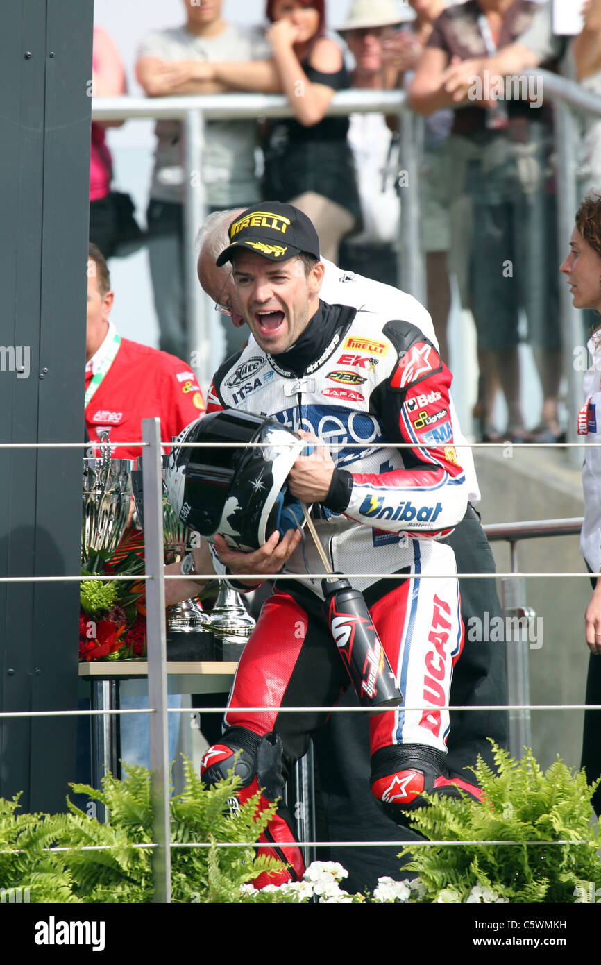 Doppia gara vincitore Carlos Checa prende il podio dopo Silverstone round di WSB Foto Stock