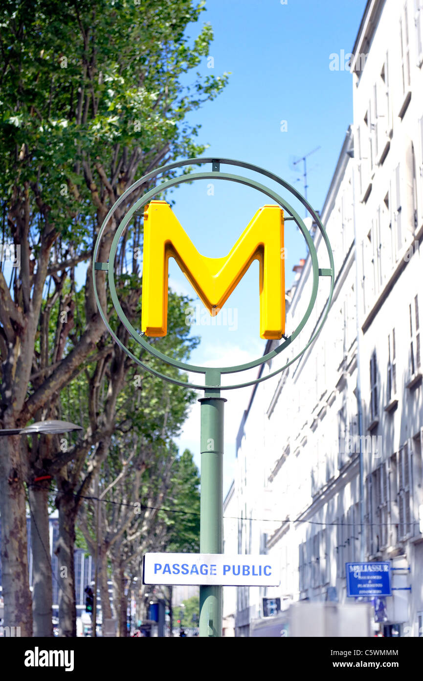 M segno alla metropolitana di Parigi Foto Stock