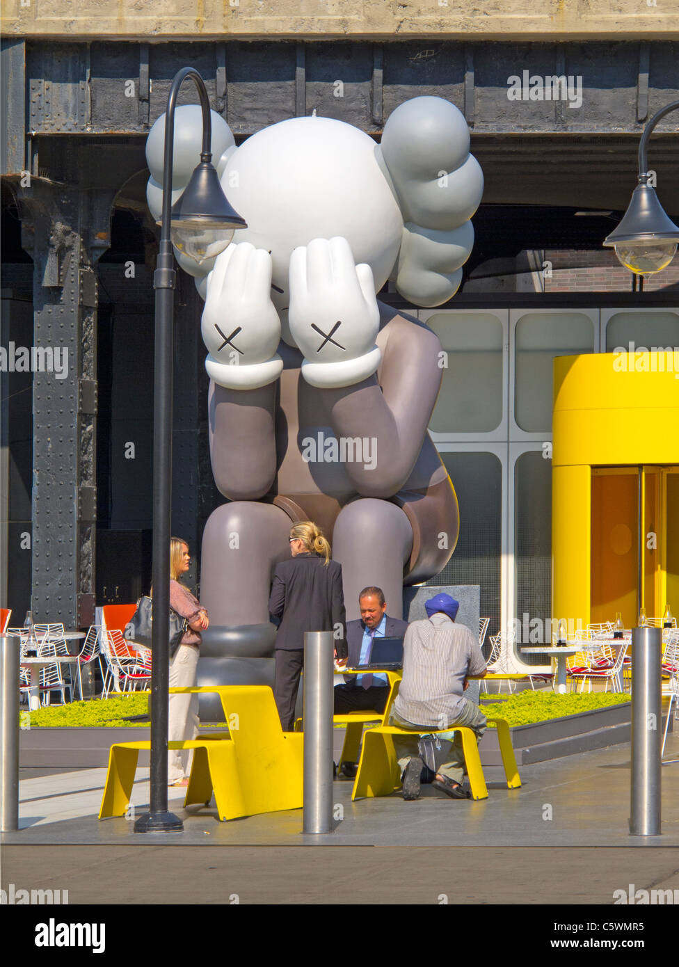 KAWS scultura alla Standard hotel in NYC Foto Stock