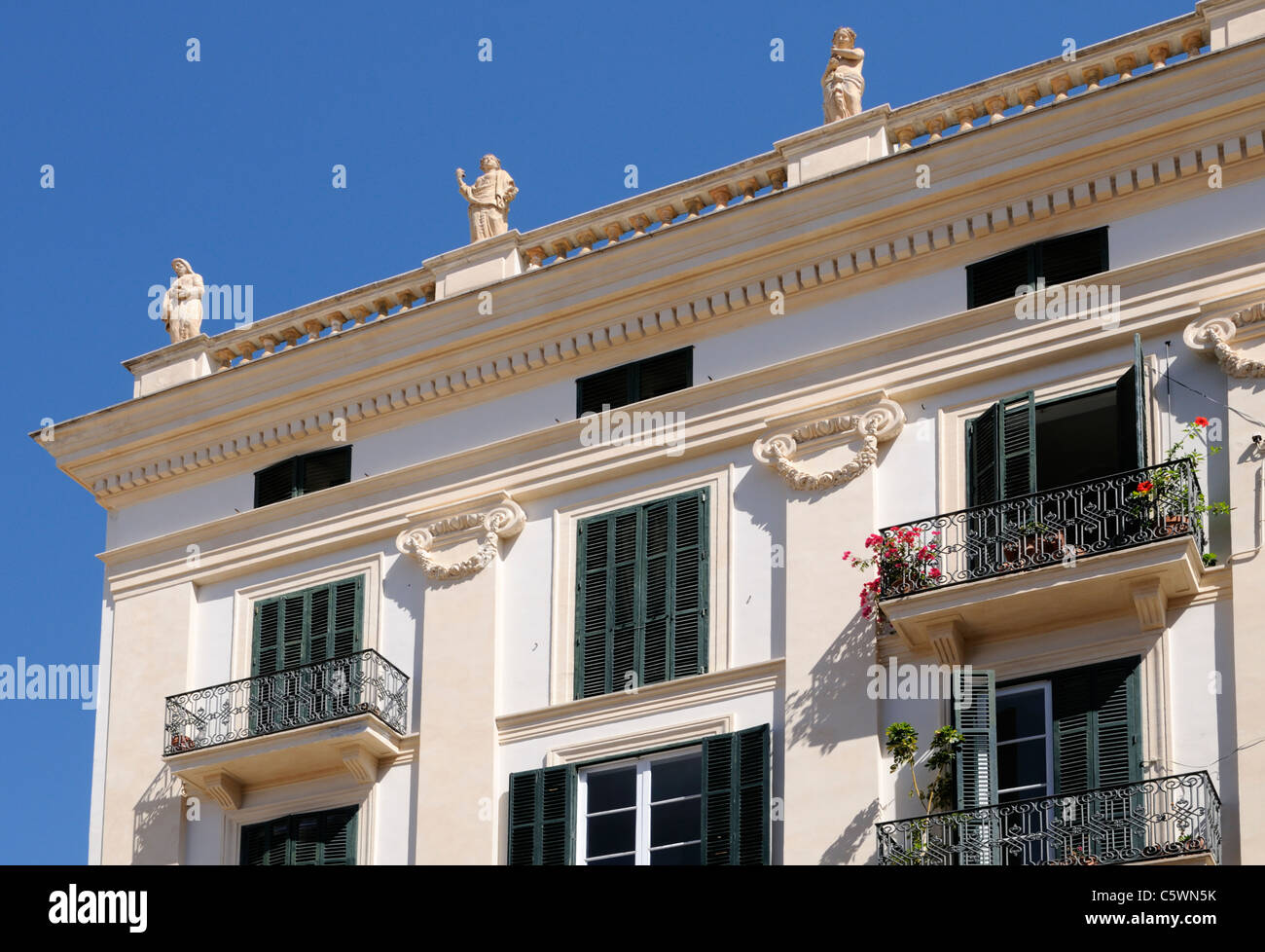 Prachtbau mit Statuen, Palma di Mallorca, Spanien, Europa. - Il magnifico edificio con statue, Palma di Maiorca, Spagna, Europa. Foto Stock