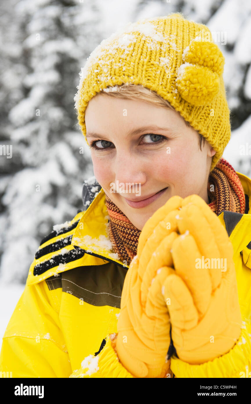L'Italia, Alto Adige, giovane donna indossa bobble cap, ritratto Foto Stock