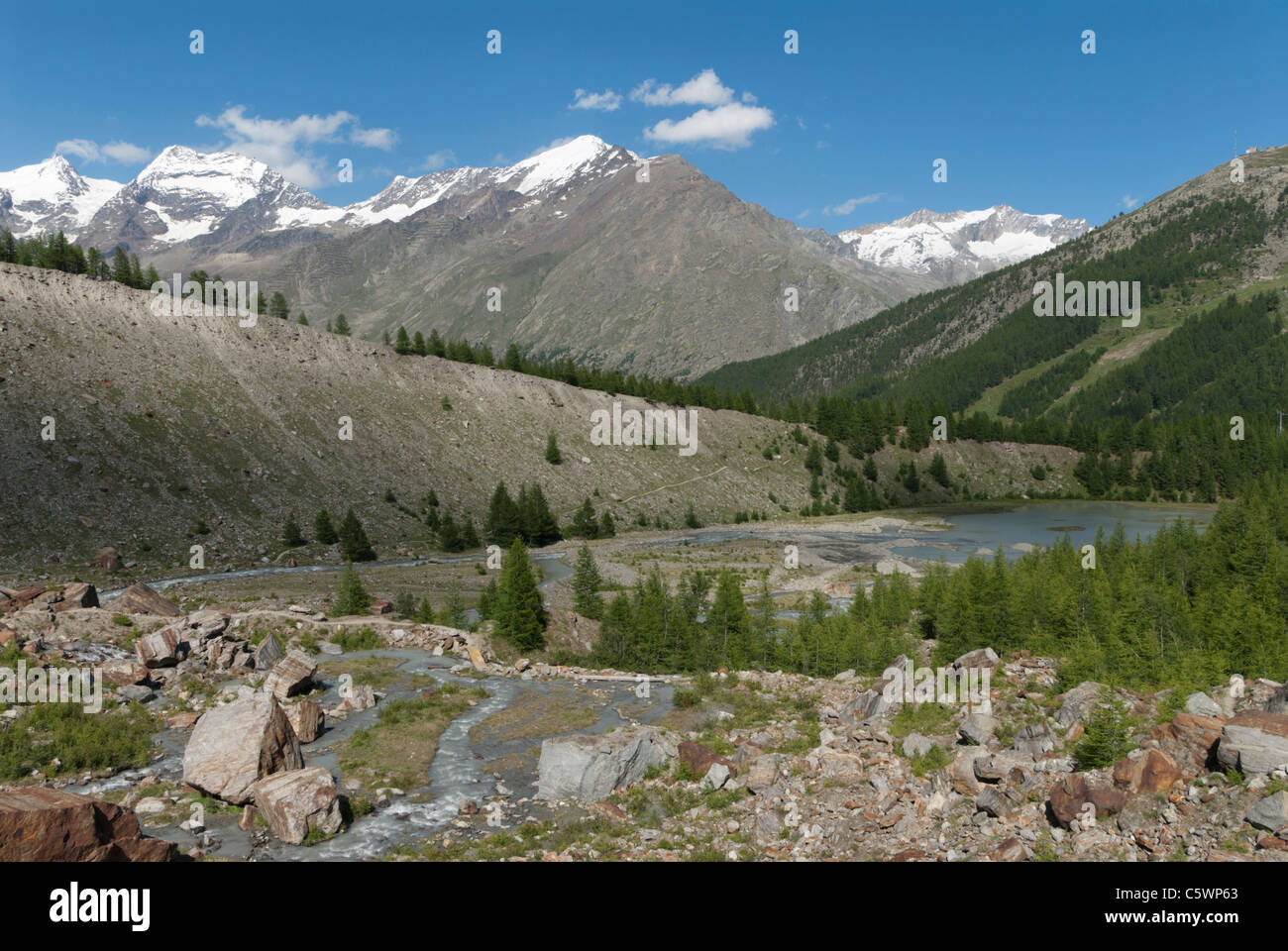 Morena glaciale e il lago a 1900m sopra Saas fee, Vallese Svizzera Foto Stock