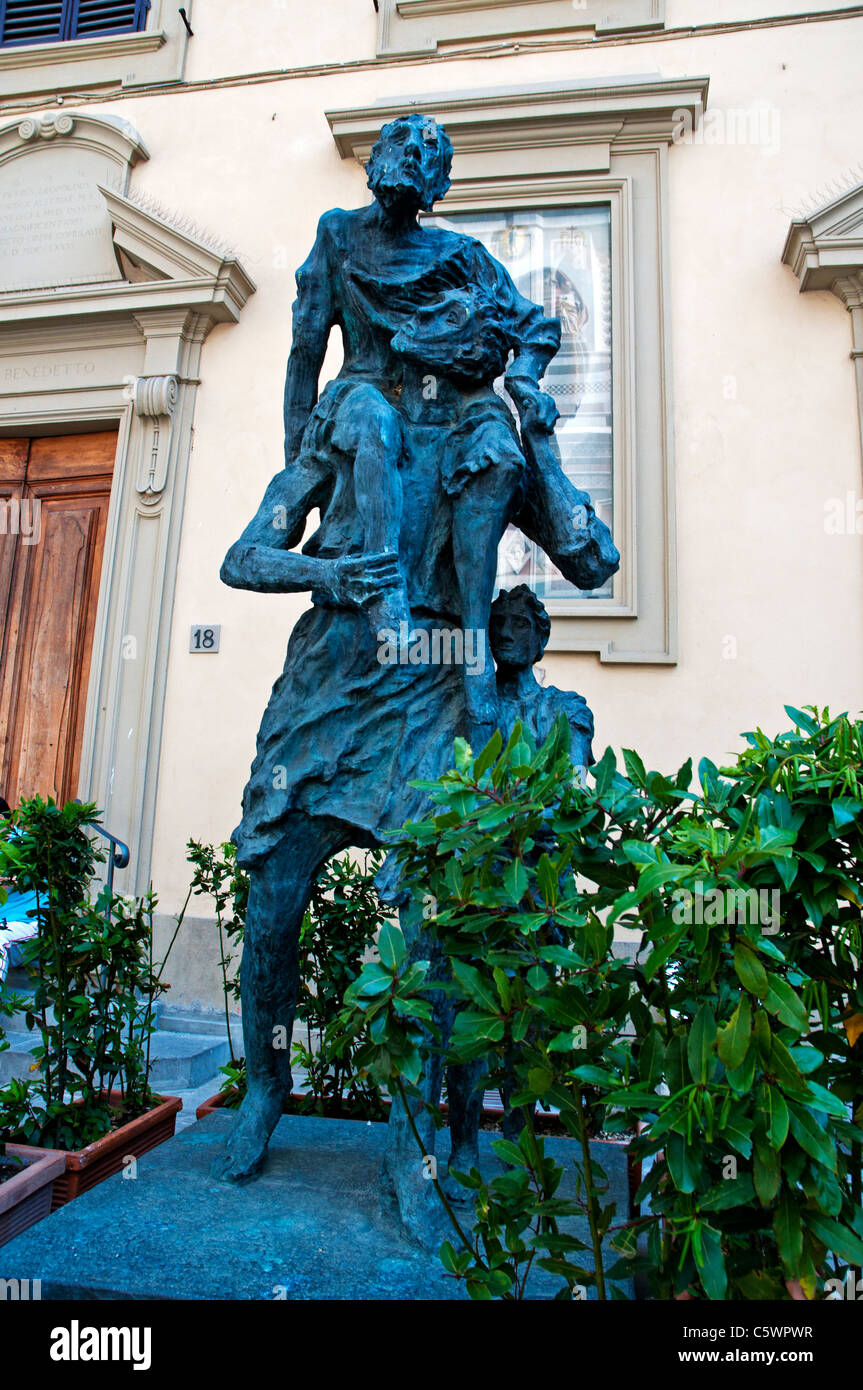 Un gruppo scultoreo costituito da un uomo che porta un altro uomo sulle sue spalle seguita da una gioventù, Firenze Italia Foto Stock
