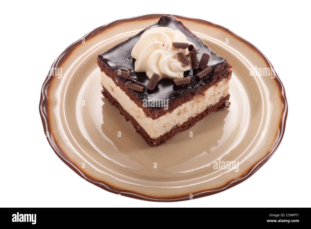 Pezzo di crema di cioccolato torta, isolato su bianco Foto Stock