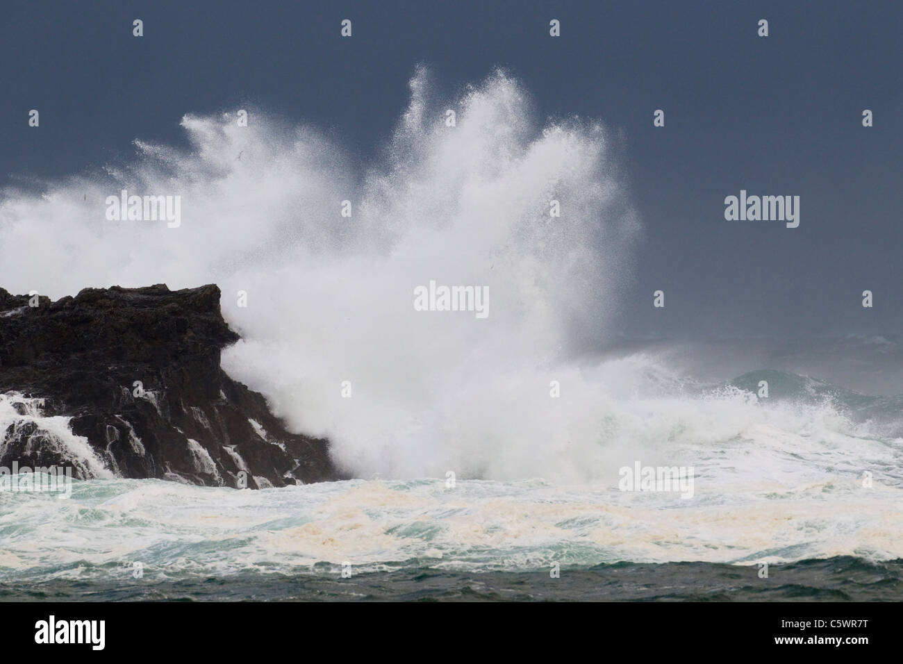 Tempesta atlantica di onde che si infrangono sulla spiaggia rocciosa Porthnahaven, Islay Scozia, REGNO UNITO LA005410 Foto Stock