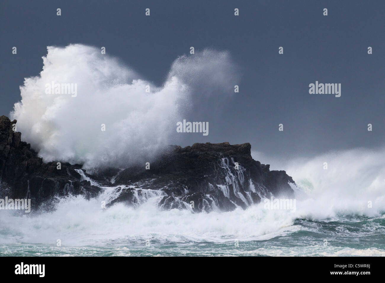 Tempesta atlantica di onde che si infrangono sulla spiaggia rocciosa Porthnahaven, Islay Scozia, REGNO UNITO LA005421 Foto Stock