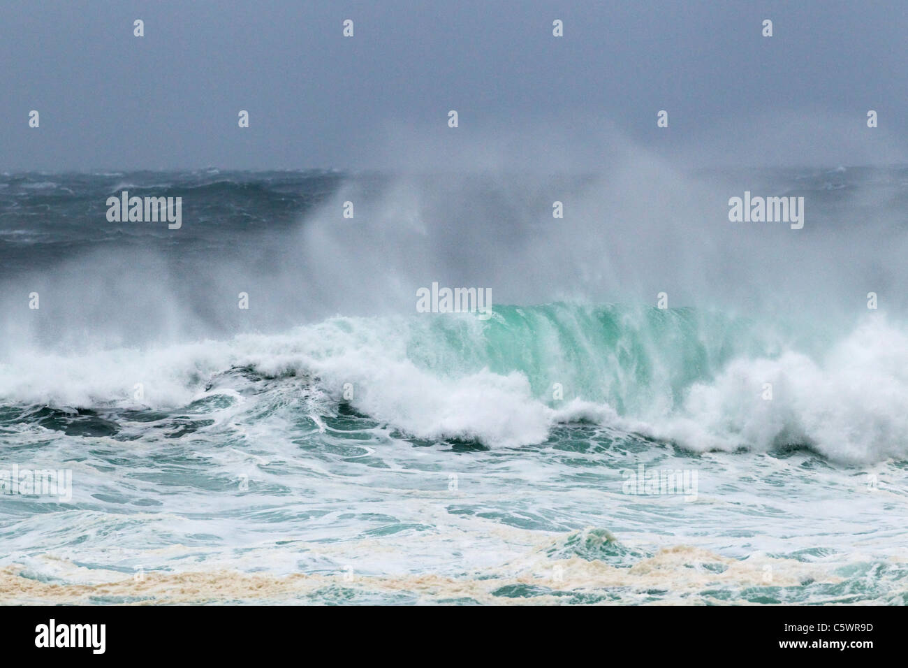 Tempesta atlantica di onde che si infrangono sulla spiaggia rocciosa Porthnahaven, Islay Scozia, REGNO UNITO LA005430 Foto Stock