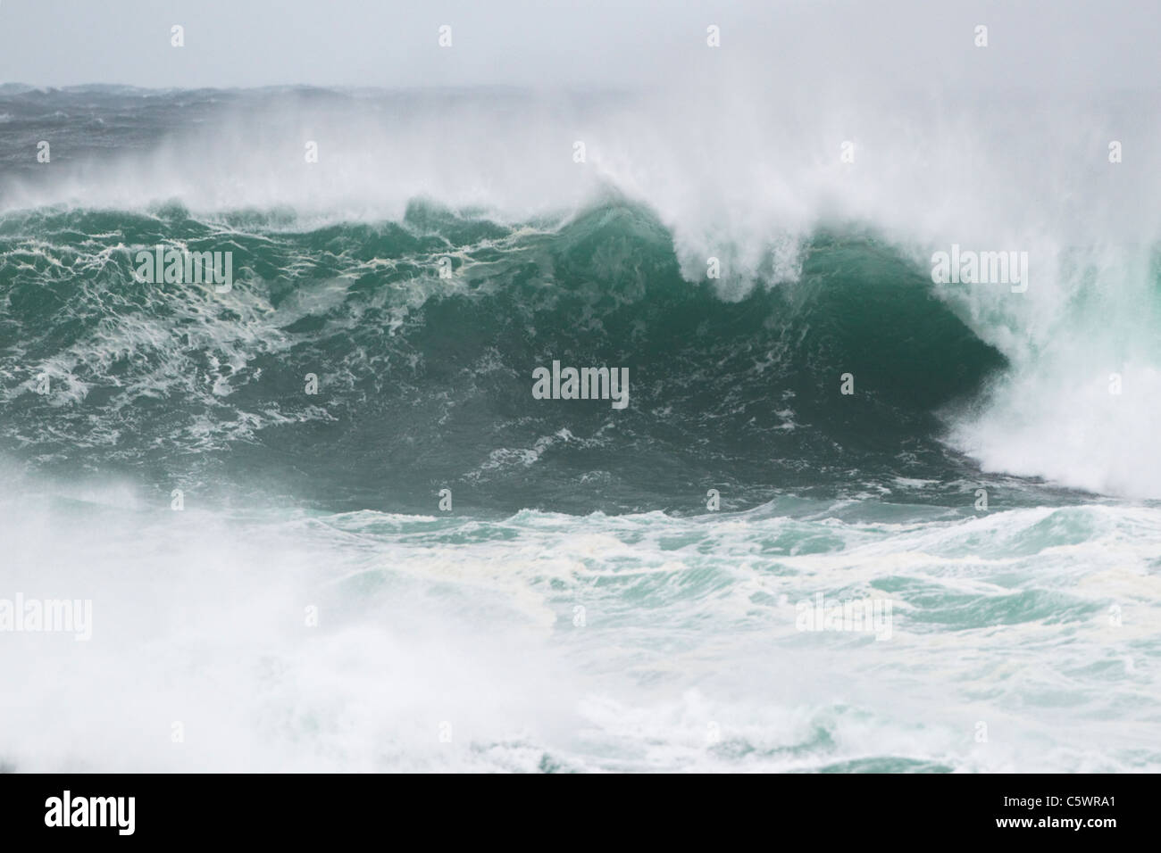 Tempesta atlantica di onde che si infrangono sulla spiaggia rocciosa Porthnahaven, Islay Scozia, REGNO UNITO LA005442 Foto Stock