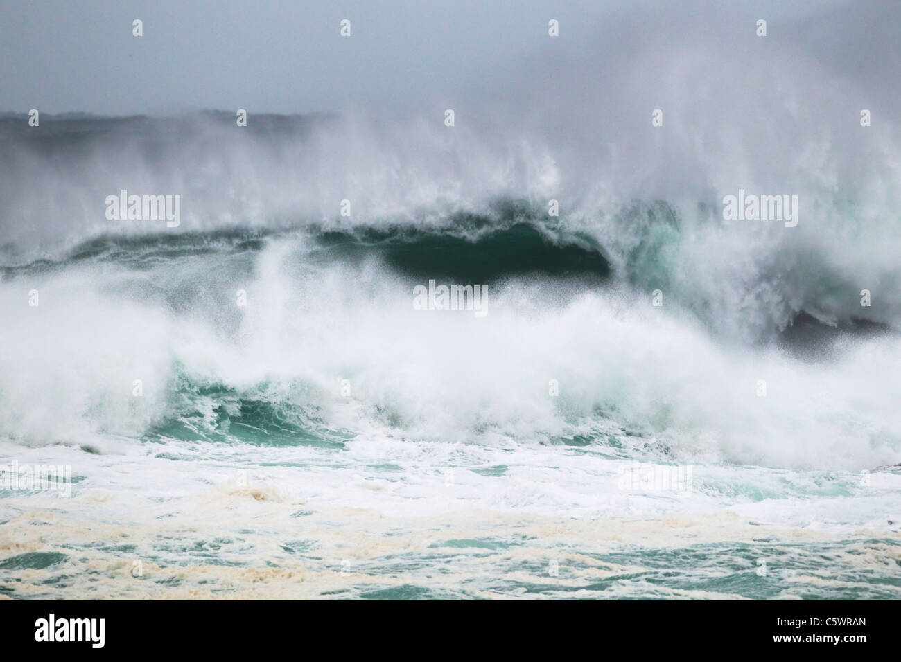 Tempesta atlantica di onde che si infrangono sulla spiaggia rocciosa Porthnahaven, Islay Scozia, REGNO UNITO LA005445 Foto Stock