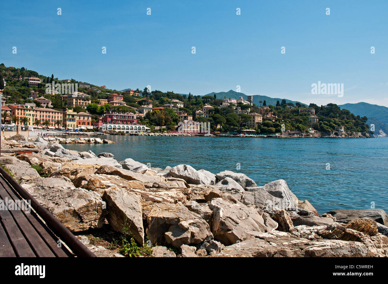 Gli eleganti palazzi della città che sorge sulle colline intorno alla zona alla moda di località balneare di Santa Margherita Ligure, Italia Foto Stock