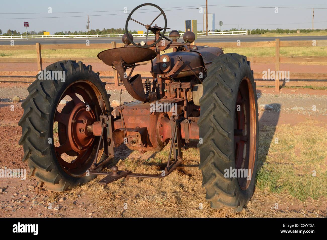 Close-up dietro vista di un antico trattore agricolo Foto Stock