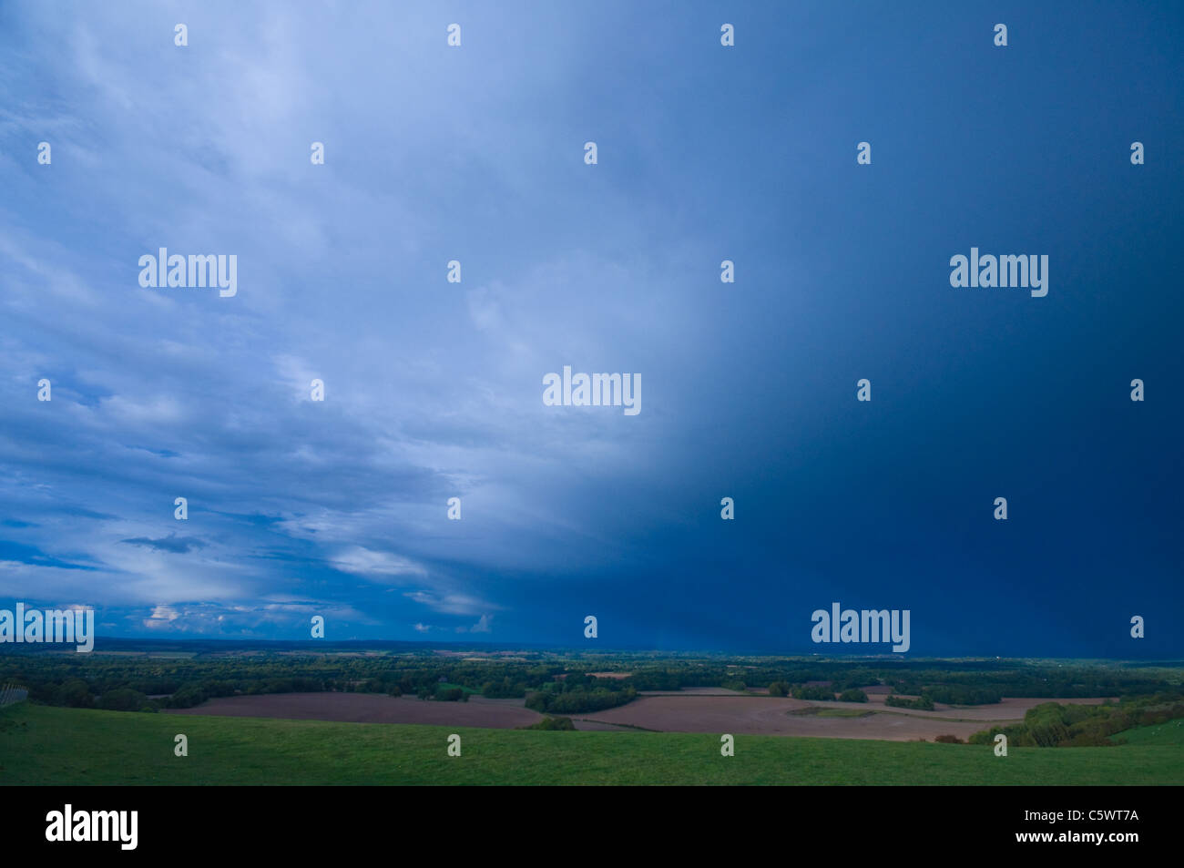 Cielo blu scuro appena prima di una tempesta da una collina Foto Stock