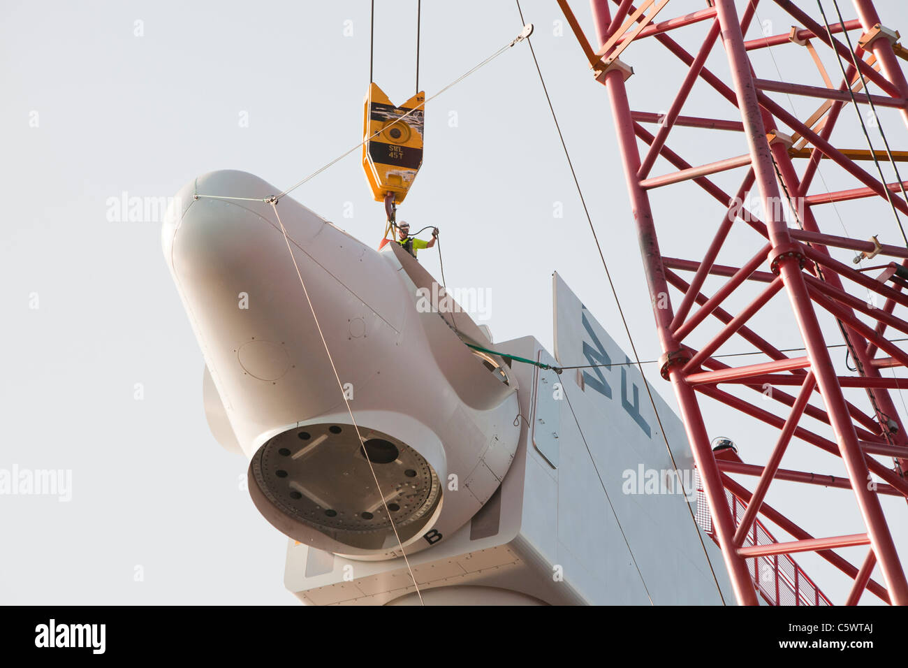 Il jack up barge, Kraken, caricato con pale per turbine eoliche per la Walney per centrali eoliche offshore project, off Barrow in Furness, Foto Stock