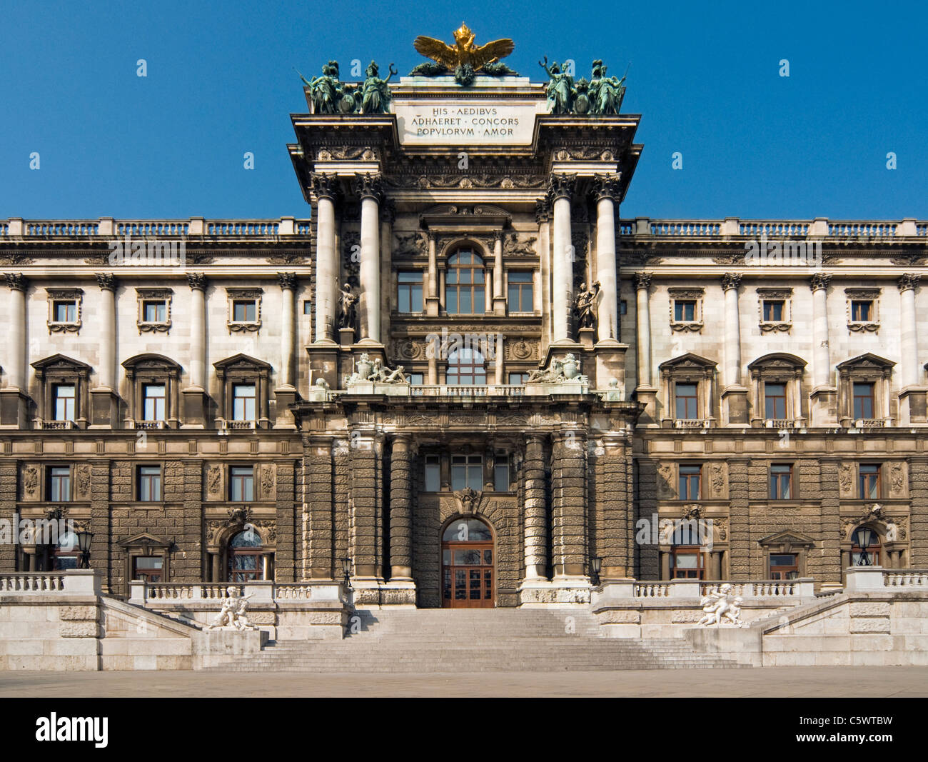 Neue Burg (nuovo castello) ala del Wiener Hofburg come visto da Burggarten, Vienna (Vienna), Austria Foto Stock