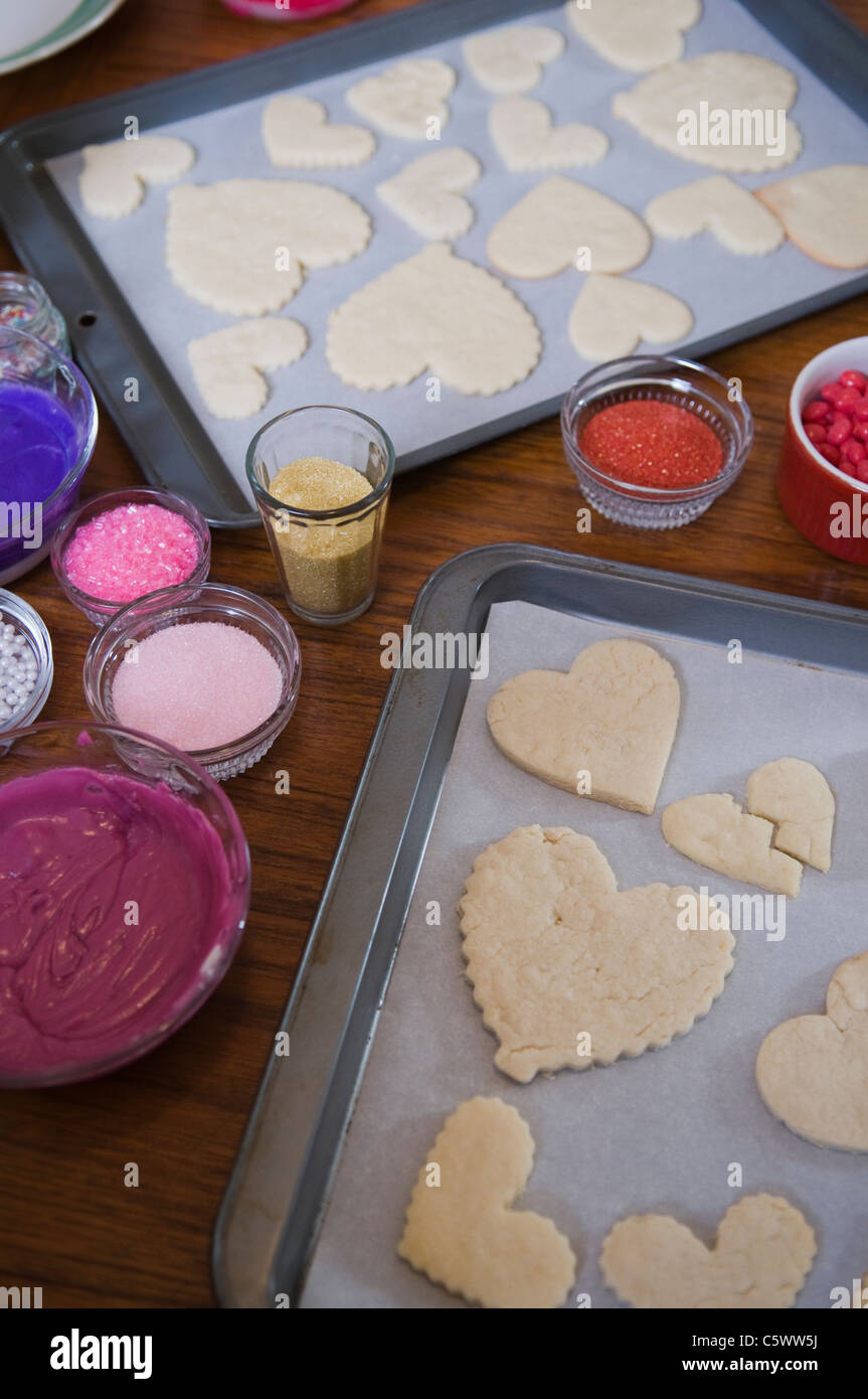 A forma di cuore i cookie di zucchero pronta per essere decorata Foto Stock