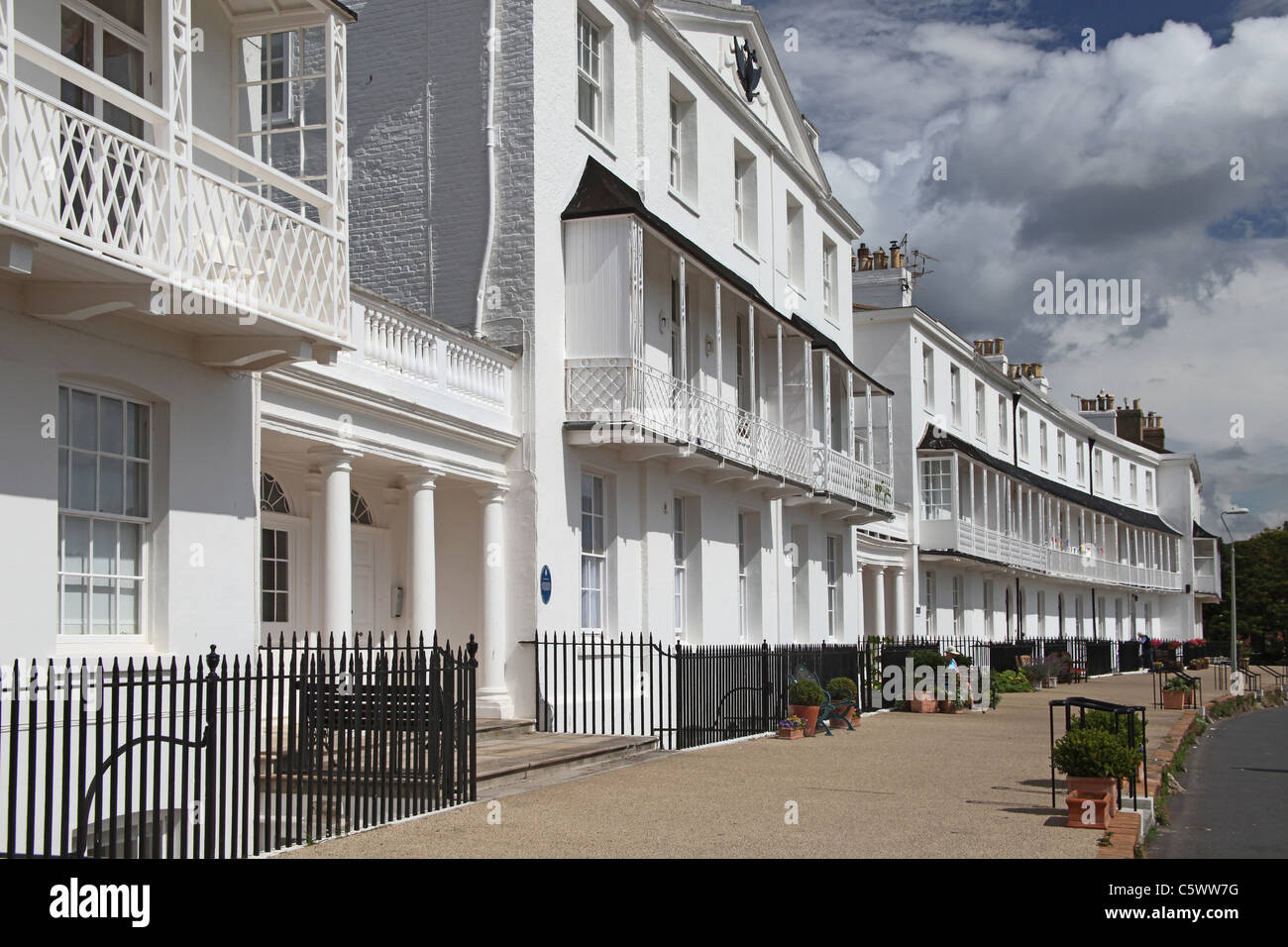 Il bianco elegante architettura Regency di Fortfield terrazza a Sidmouth, nel Devon, Inghilterra, Regno Unito Foto Stock
