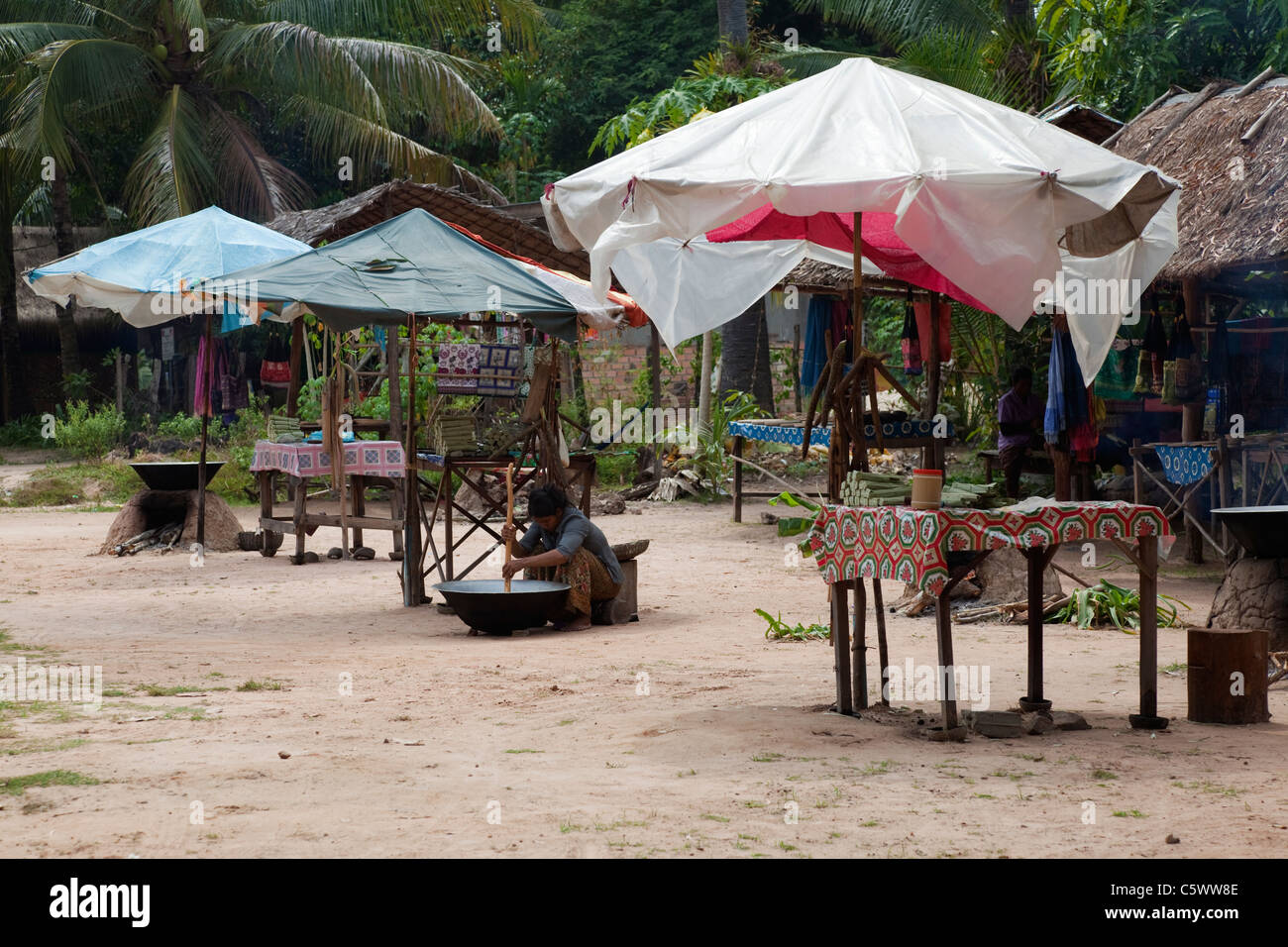 Negozio dove le caramelle di palme sono preparate per i turisti dalla gente locale in Cambogia vicino Siem Reap. Foto V.D. Foto Stock