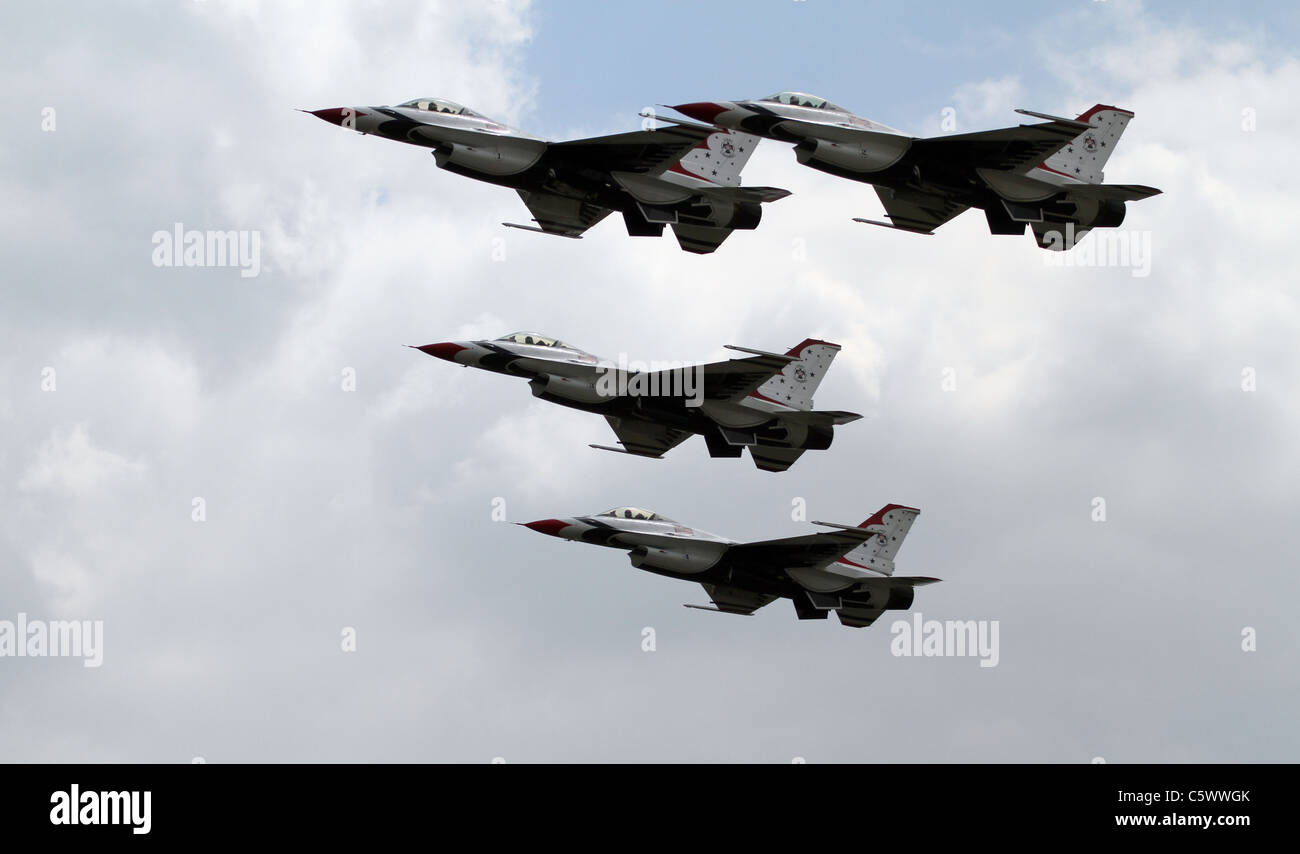 4 F-16C JET FIGHTERS US AIR FORCE THUNDERBIRDS TEAM DISPLAY 03 Luglio 2011 Foto Stock