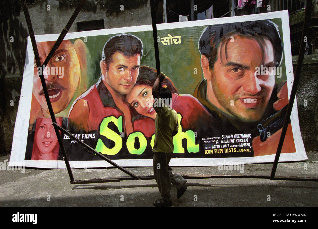 INDIA, Mumbai Bombay, Ellora Arts, pittrice di poster cinematografici, artisti dipingono grandi poster da parete come pubblicità per i nuovi film di Bollywood nei cinema Foto Stock