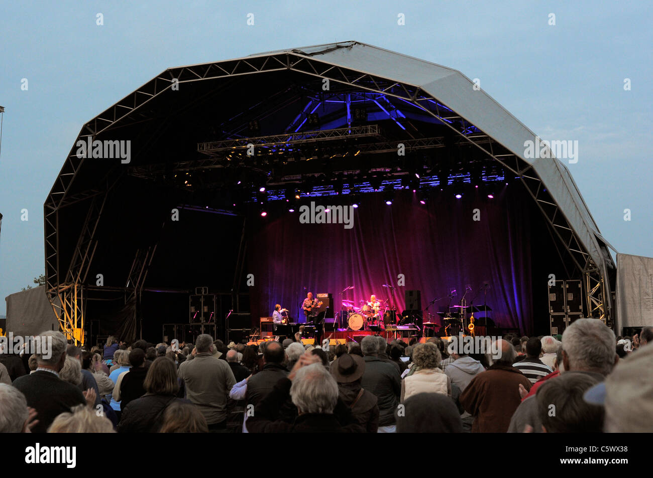 Jools Holland e la sua Rhythm & Blues Orchestra in concerto al Castello di Powderham Devon 30 Luglio 2011 Foto Stock