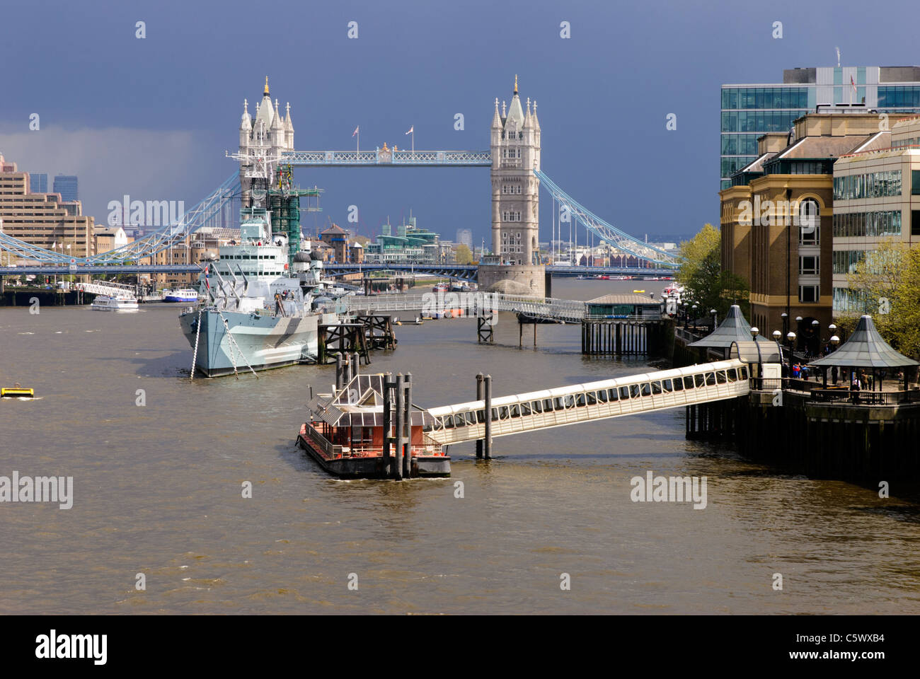 Il Tower Bridge e HMS Belfast - Londra, Inghilterra Foto Stock