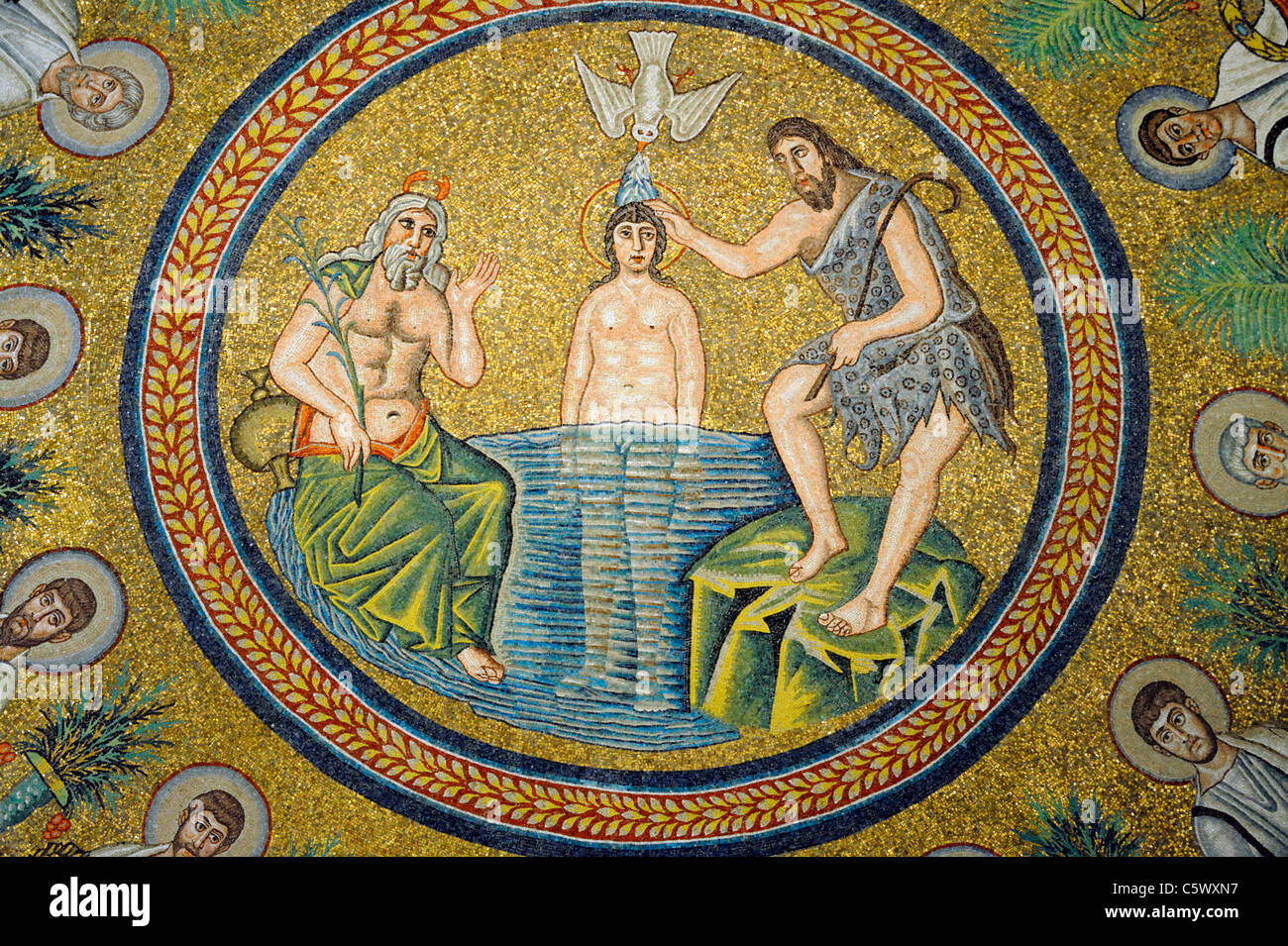 Una cupola a soffitto mosaico raffigurante il battesimo di Cristo nel Battistero degli Ariani a Ravenna Foto Stock