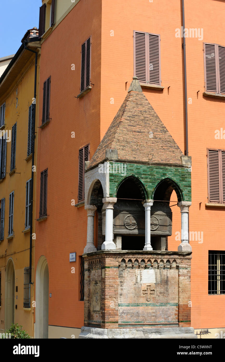 Un sarcofago in Piazza San Domenico Foto Stock