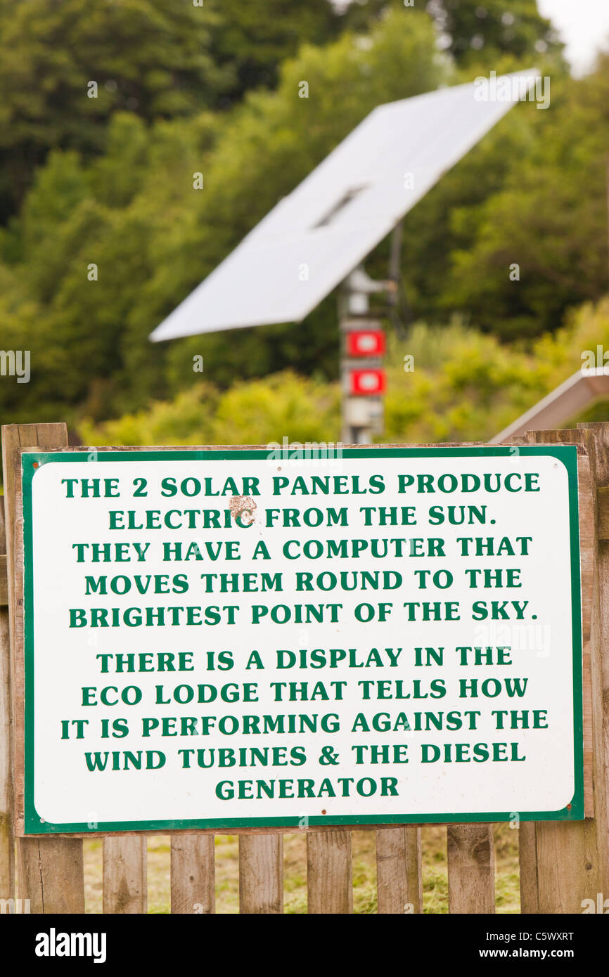 Un tracking solar photo voltaic sistema del pannello al di fuori della griglia, Bowland Wild boar Park in Bowland, Lancashire, Regno Unito. Foto Stock