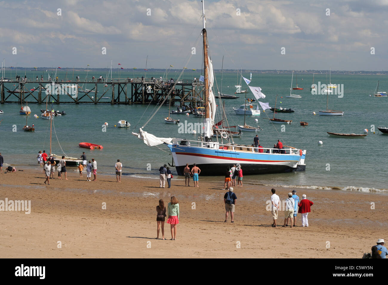 Una barca tradizionale spiaggiata (Plage des Dames,, Noirmoutier Vendée, Francia). Foto Stock