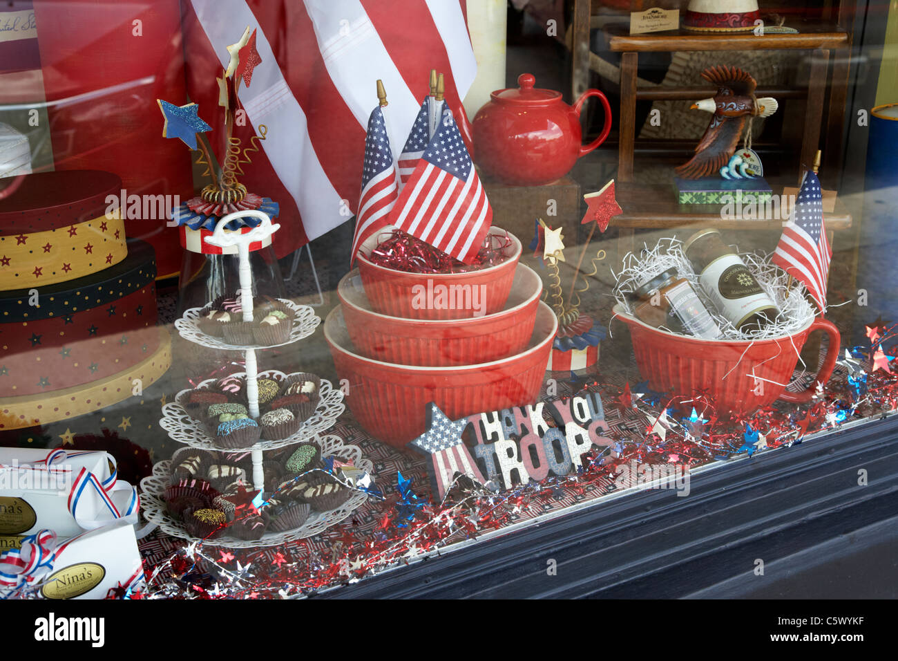 Display patriottica ringraziando le truppe degli stati uniti in una vetrina di Lynchburg tennessee usa Foto Stock