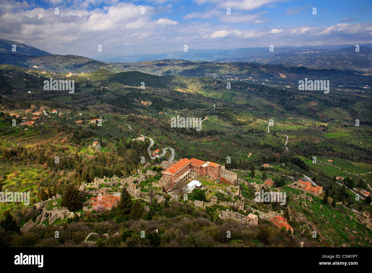 Vista panoramica della parte inferiore della 'castletown' di Mistra, dall alto della sua rocca. Vicino alla città di Sparta, Laconia, Grecia. Foto Stock
