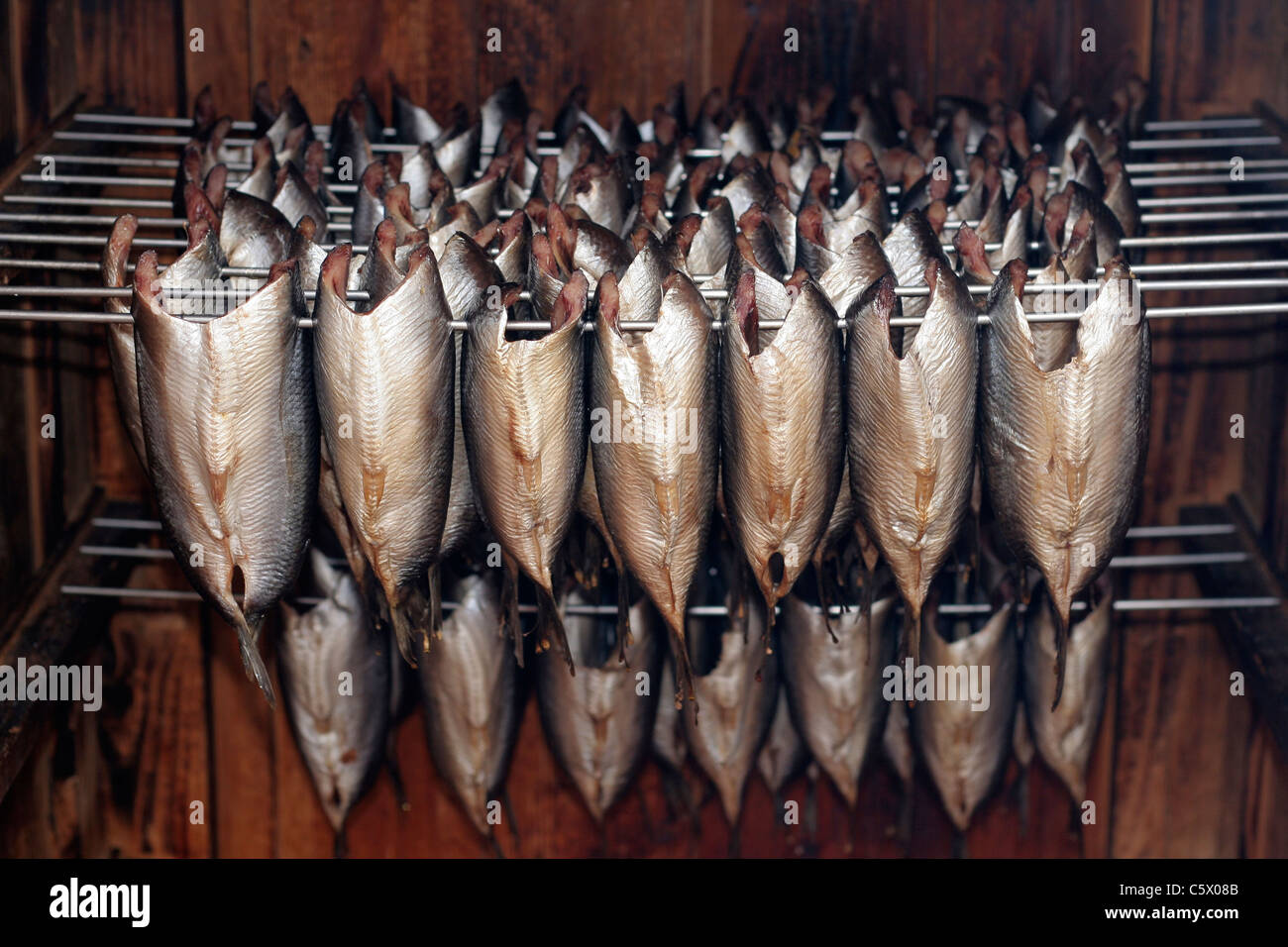 Il fumo di pesce nel vecchio, aringa affumicata su aste (Douarnenez, Finistère, Francia). Foto Stock