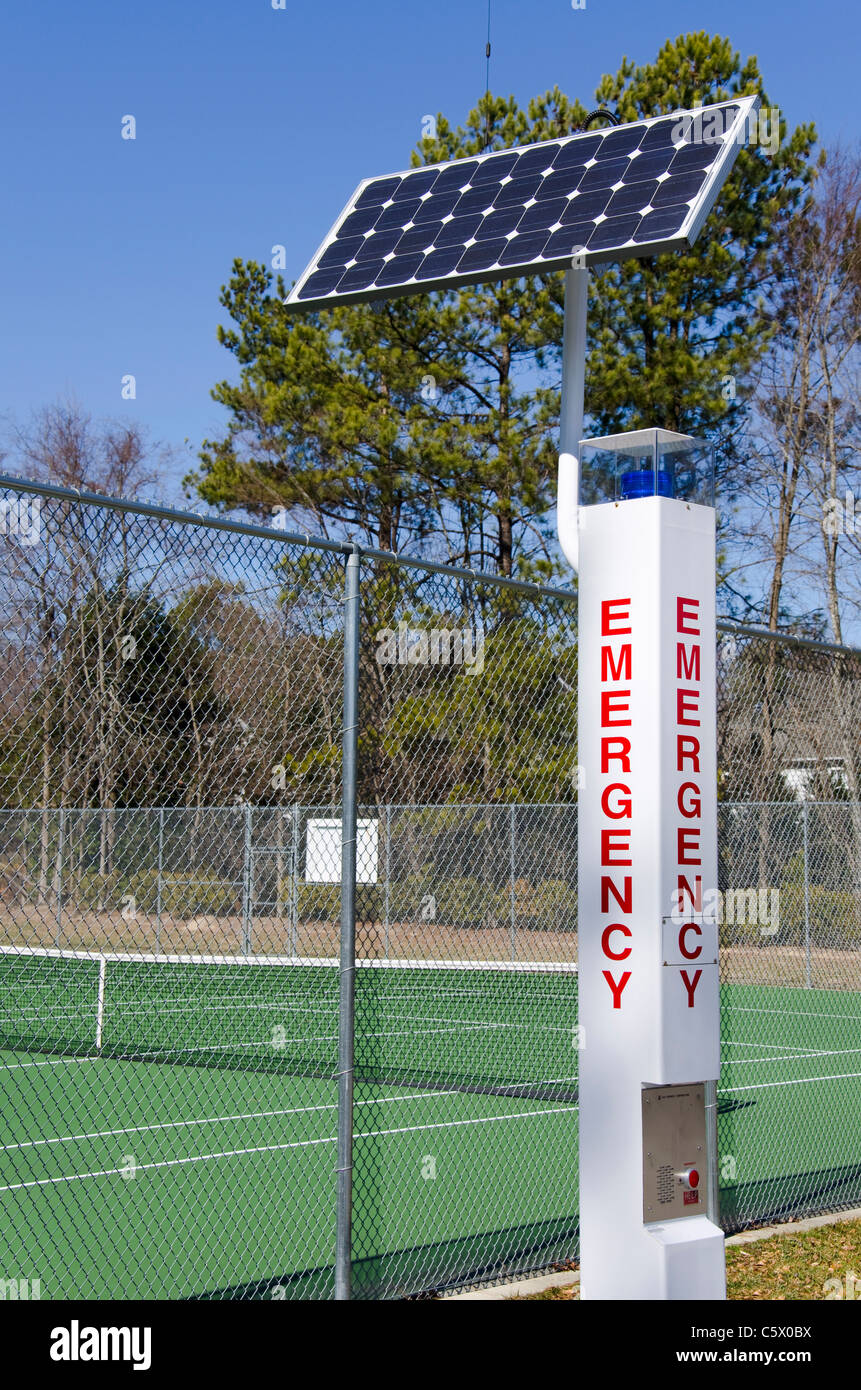 A energia solare stazione di chiamata di emergenza vicino ai campi da tennis Foto Stock