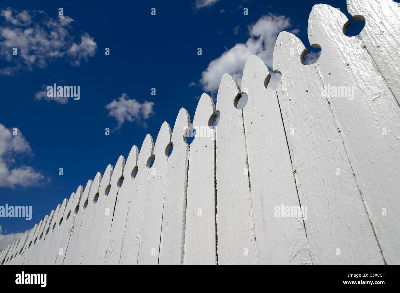 Bianco di recinzione in legno e cielo blu con nuvole Foto Stock