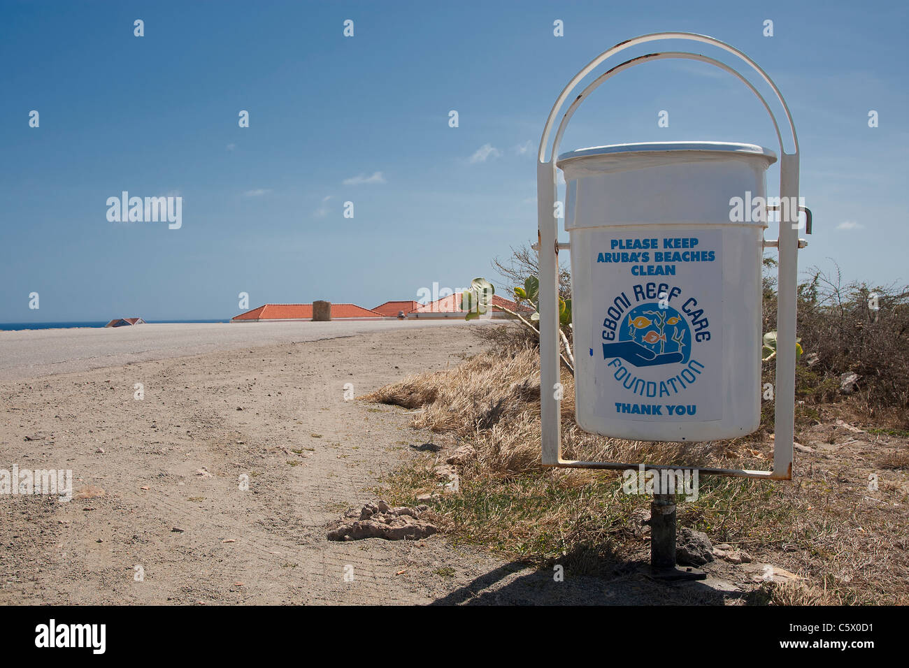 Eboni reef care foundation annuncio su lettiera bin dal Faro California sulla spiaggia arashi, Aruba, Antille olandesi Foto Stock